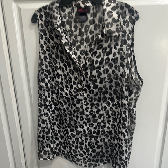 torrid Tops - Torrid Black & Gray Sleeveless Leopard Print Sheer V Neck Tunic Top Sz 1